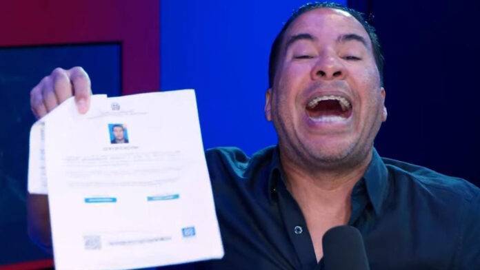 Cristian Casablanca muestra “certificado de no antecedentes penales”
