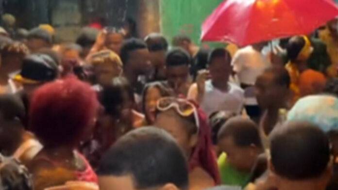 Jóvenes salen a celebrar desafiando la alerta roja dispuesta por las autoridades por el paso de la Tormenta Franklin