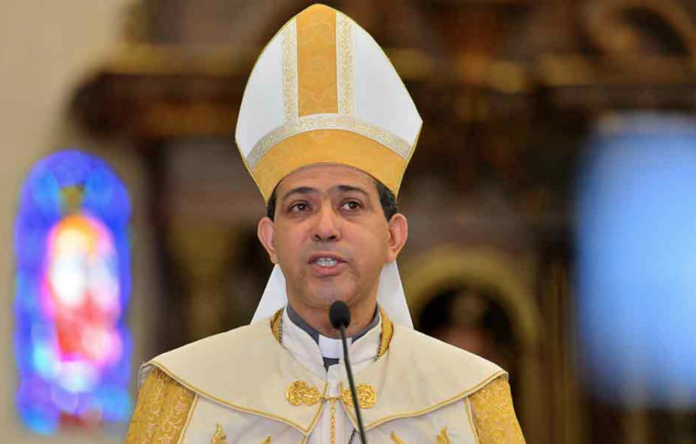 Obispo auxiliar de Santiago pide a partidos retirar candidaturas de aspirantes con problemas