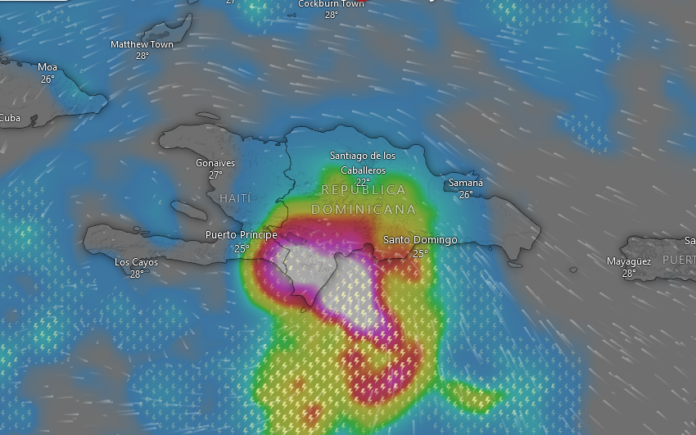 Tormenta Franklin toca tierra por “Los Cocos” de Barahona