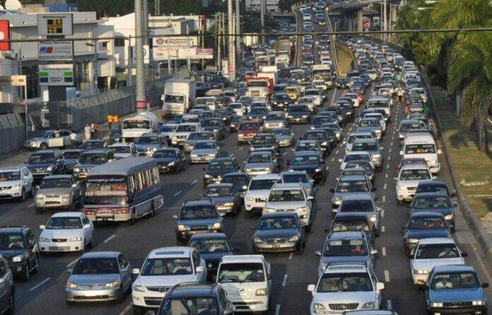 Vehículos deberán transitar con dos placas a partir del 2024