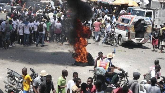 Haitianos protestan por las medidas dominicanas por el río Masacre y piden la salida de Ariel Henry