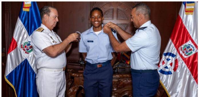 Marileidy es condecorada y ascendida al rango de segundo teniente de la Fuerza Aérea