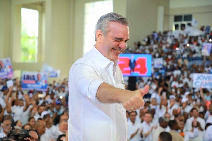 “Si Juan Bosch estuviera vivo, estuviera del lado de la transparencia y no de la oscuridad”, dice Abinader