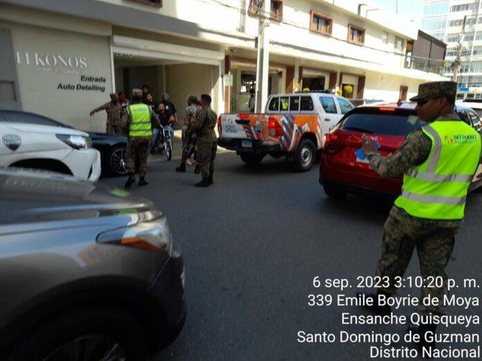 Intrant y Digesett realizan operativo en Míkonos Bar y retiran todos los Conos del parqueo de la acera