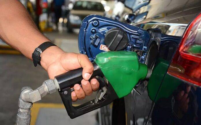 Gobierno aumenta precios  a cuatro combustibles