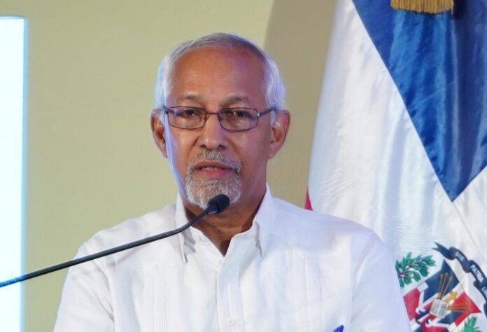 El ministro de Educación, Ángel Hernández, garantiza la educación de los infantes haitianos