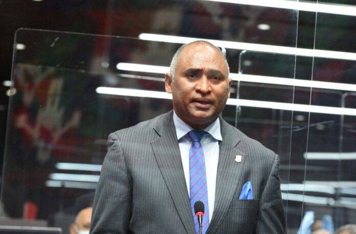 Julito Fulcar somete proyecto de ley que crea siete nuevas instituciones