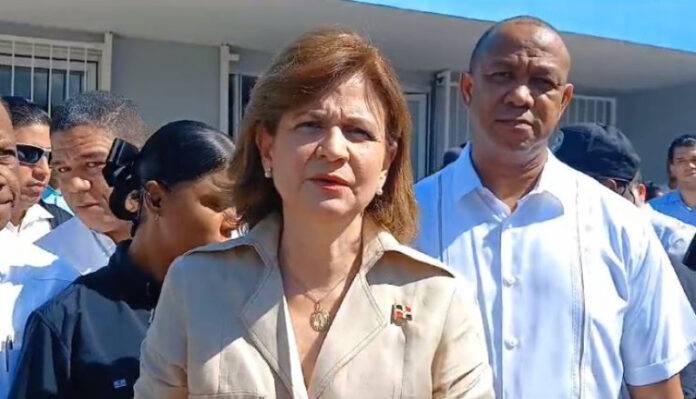 Vicepresidenta llama clínicas privadas a recibir a los pacientes con dengue