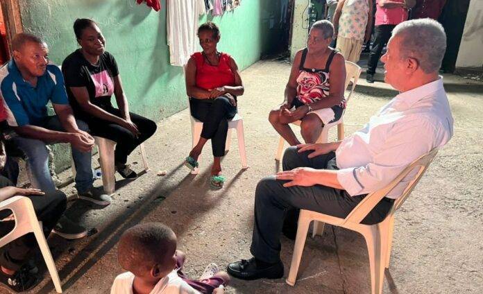 Leonel hace visita nocturna a Villa Duarte para “conocer su realidad”