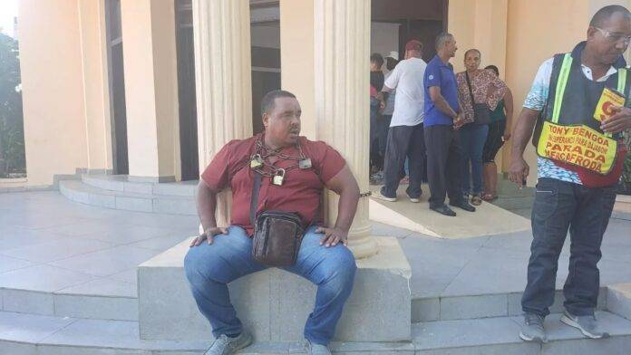 Comerciante de Dajabón se encadena en demanda devolución mercancías incautadas