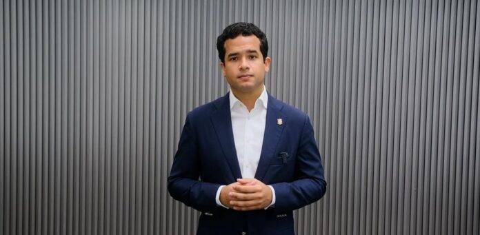 Omar Fernández oficializa candidatura por senaduría del Distrito Nacional
