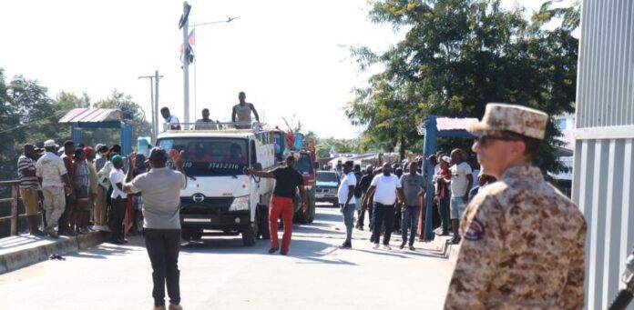 Haitianos rompen candados de puerta fronteriza en Dajabón para cruzar a comercializar