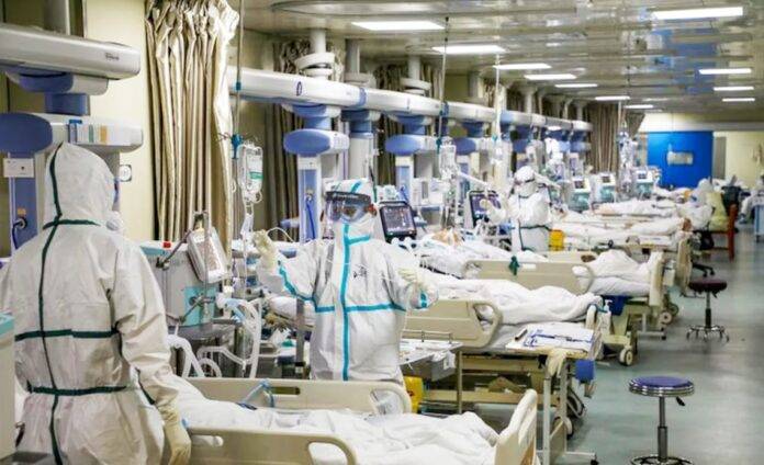 Hospitales de China desbordados por rápida expansión de enfermedad respiratoria entre niños