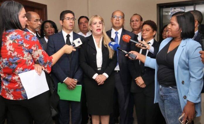 Notarios acuden a audiencia contra PGR por retención ilegal de RD$105 millones