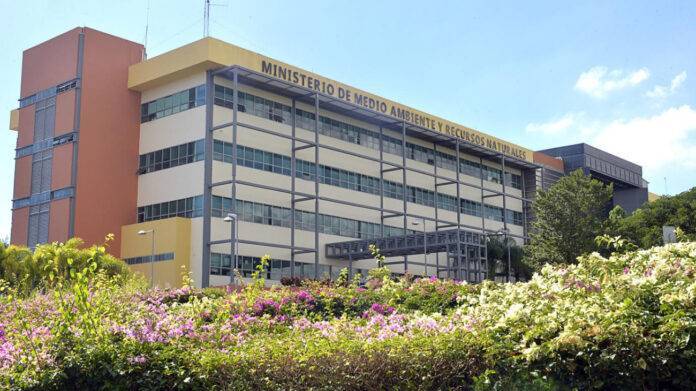 Medio Ambiente emite resolución que prohíbe colocar o abandonar cualquier tipo de materiales en ríos