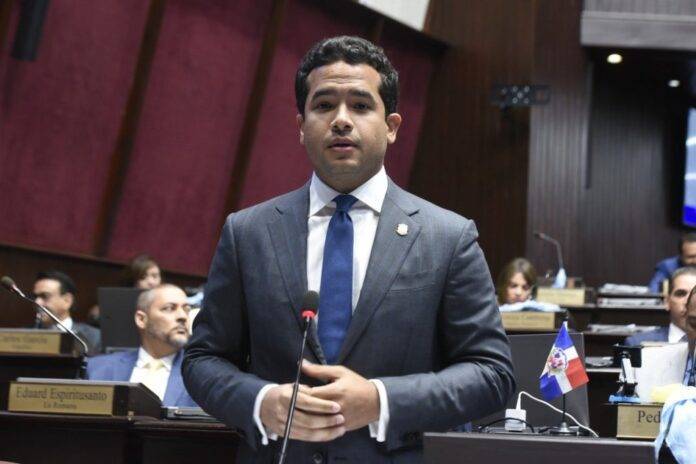 Omar Fernández solicita RD$ 3,000 millones del presupuesto 2024 destinados a publicidad para mejoras en el tránsito