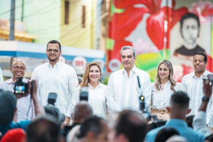 Abinader y Carolina Mejía entregan la remodelada calle París por RD$309 millones