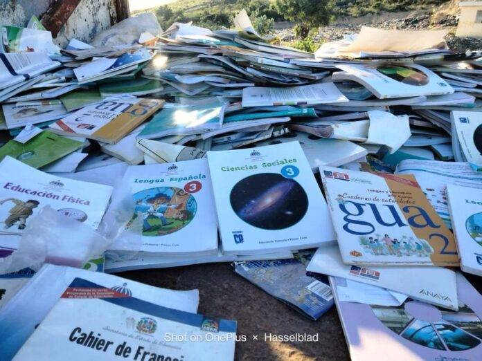 Minerd suspende a directora de Azua que ordenó botaran libros a la basura