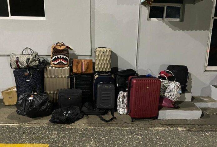 PN captura integrantes de banda que asaltaba viajeros al llegar al país por el AILA