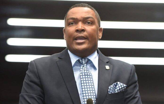 Pedro Botello inscribe por tercera vez su candidatura como diputado