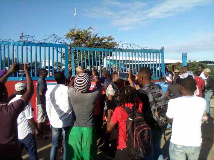 Haitianos arreglan puerta en Juana Méndez y se quejan del registro biométrico de RD