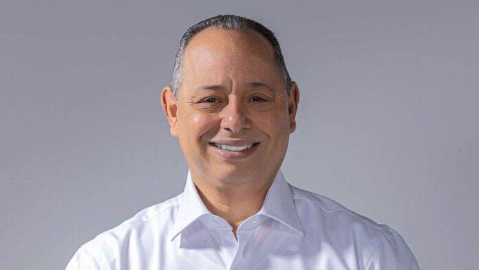 Julio Romero oficializa inscripción como candidato a alcalde de SDE, pese a críticas por su pasado