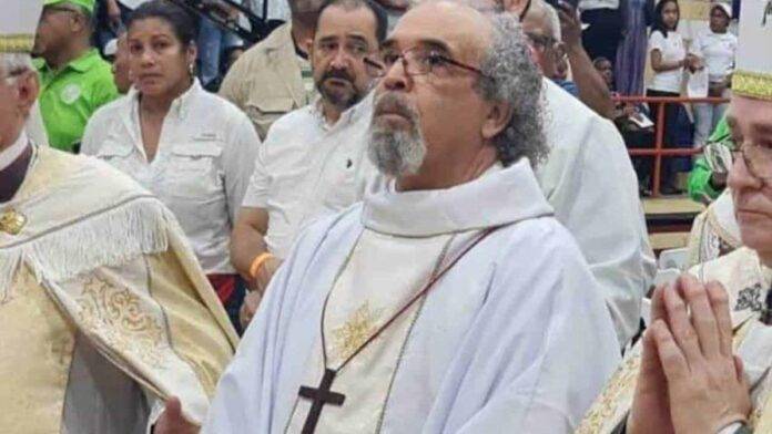 Padre Rogelio Cruz se consagra como «Obispo del Pueblo» en La Vega