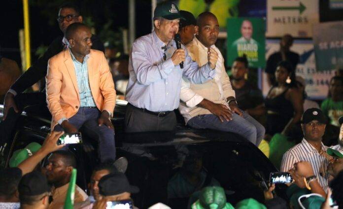 Leonel dice Abinader tiene a Samaná sumida en el abandono: “Sin agua y sin luz”