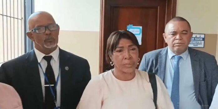 Mujer acusada injustamente de llevar droga en maleta demanda por 30 millones de pesos