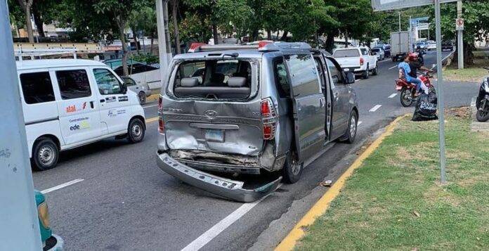 Patana impacta transporte escolar y deja cuatro niños afectados en av. George Washington