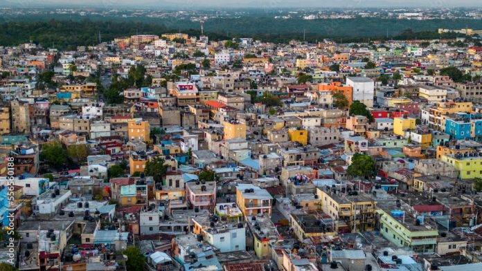 Gobierno informa que la pobreza monetaria bajó 4.7 puntos en RD en 2023