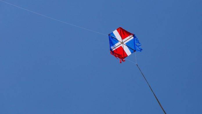 Un menor en estado delicado y otro estable al caer de techo mientras volaban chichigua en Santiago