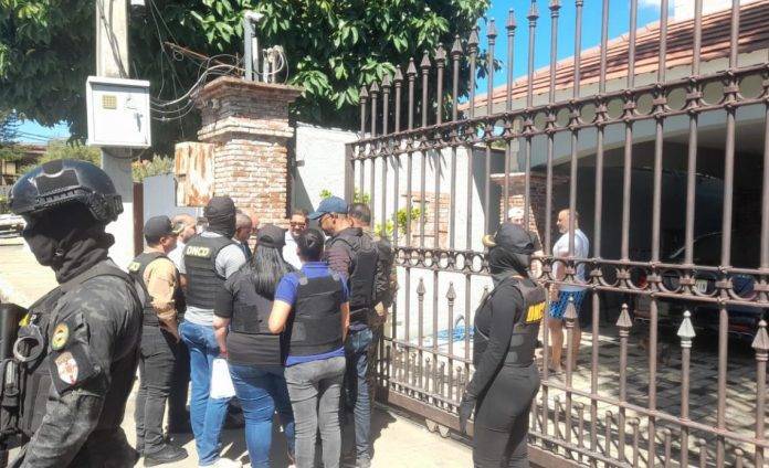 Autoridades «visitan» vivienda de Micky López en La Vega