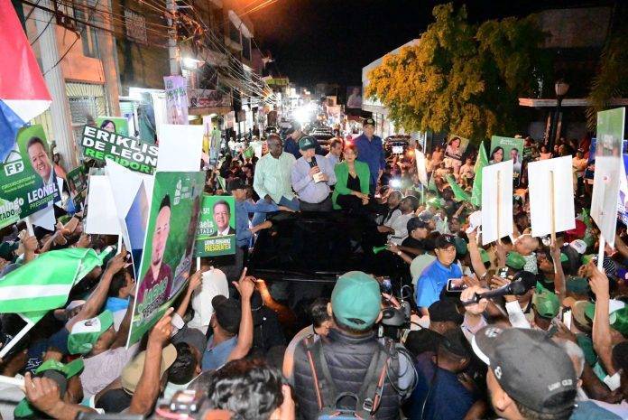 Leonel denuncia que Gobierno de Abinader reparte electrodomésticos y bonos para variar resultados electorales