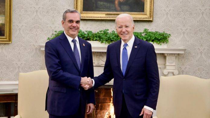 Joe Biden felicita a Luis Abinader por su liderazgo en la región