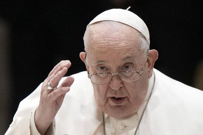 El papa dice que una «hipocresía» criticar la posibilidad de bendecir a las parejas gays
