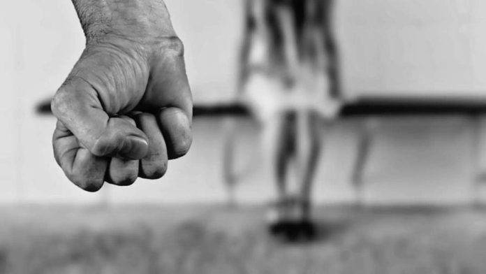 Multitud agrede hombre al que habrían sorprendido intentando violar niña de cinco años en Santiago