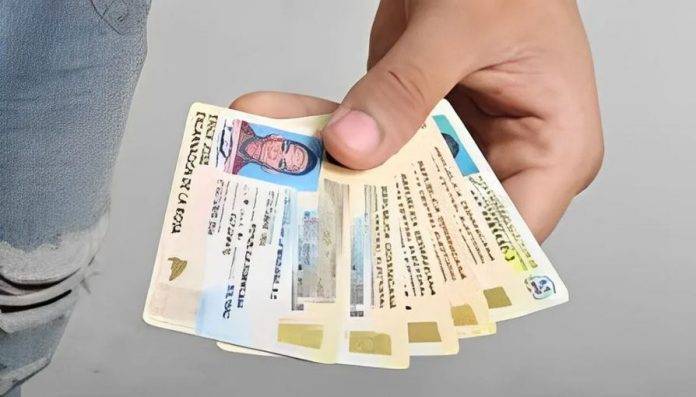 Juez impone presentación periódica a hombre acusado de compra de cédulas en Santiago