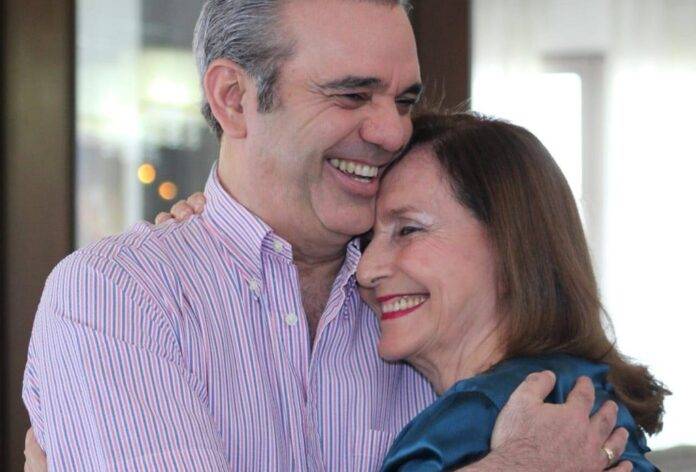 Madre del presidente Abinader está ingresada en Cedimat por problemas urinarios