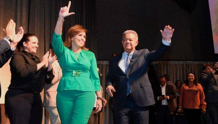 Leonel anuncia a Ingrid Mendoza, viuda de Reinaldo Pared, como compañera de boleta