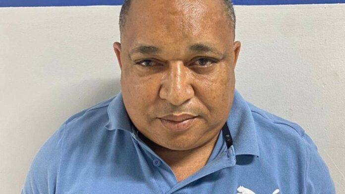 Presentación periódica a hombre que vendió fuegos artificiales utilizados en carnaval de Salcedo