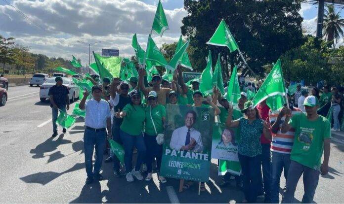 Miembros de la Fuerza del Pueblo reciben a vacacionistas en diferentes puntos del país