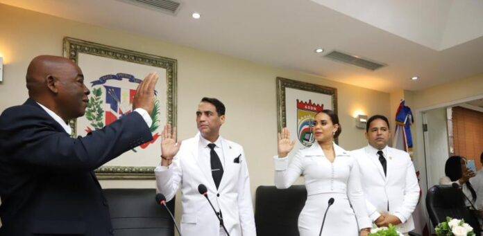 Se juramentan nuevos alcaldes en el Gran Santo Domingo.