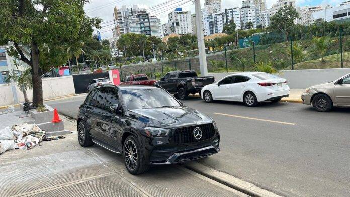Dealer Joel Aquino Auto Import sigue operando a pesar de acusaciones por estafas y desaparición de vehículos de lujo en Santo Domingo Este