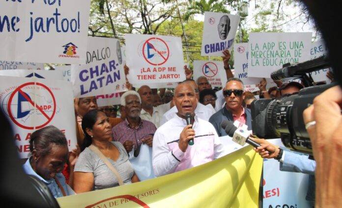 Padres, Madres y Tutores protestan contra las huelgas de la ADP; demandan el cese de la interrupción de clases