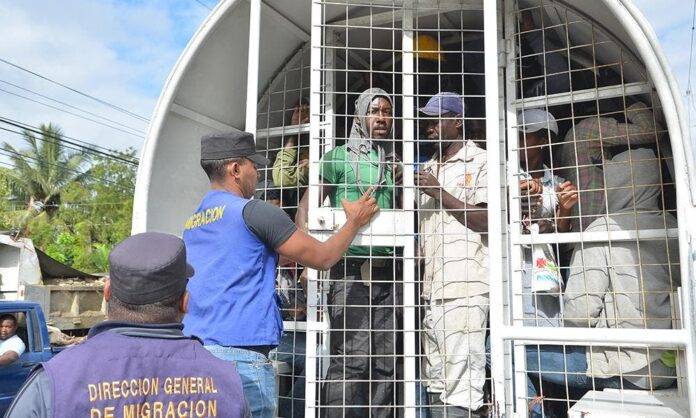 Más de 13 mil migrantes haitianos fueron deportados a su país pese a la violencia, informa OIM