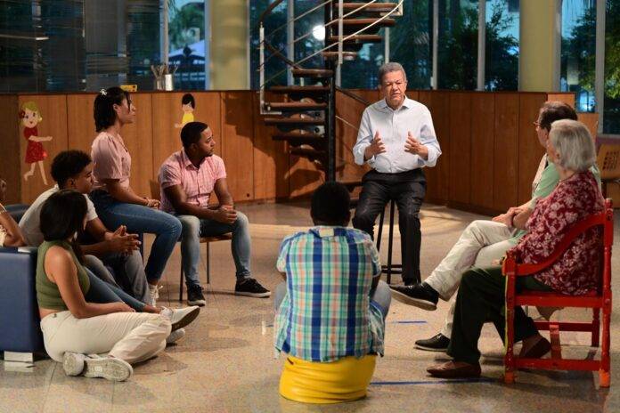 Leonel se compromete a acabar con el descontrol de precios