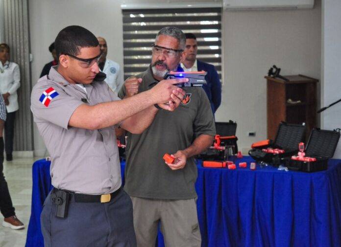Compañía Condor capacita 112 policías en el uso de la pistola de conducción eléctrica Spark Z2.0 Nueva Generación