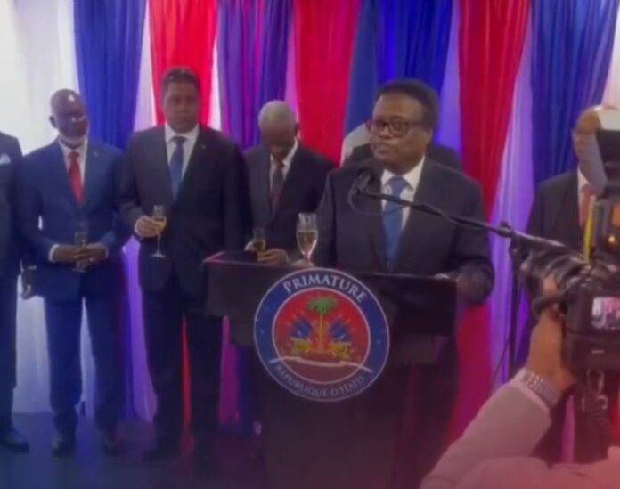 El Consejo Presidencial de Haití celebra su toma de posesión con copas de champagne